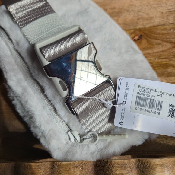 Lululemon everyday belt bag Plush Fleece in shade Bone/Gilbert- New with Tags - Picture 8 of 9